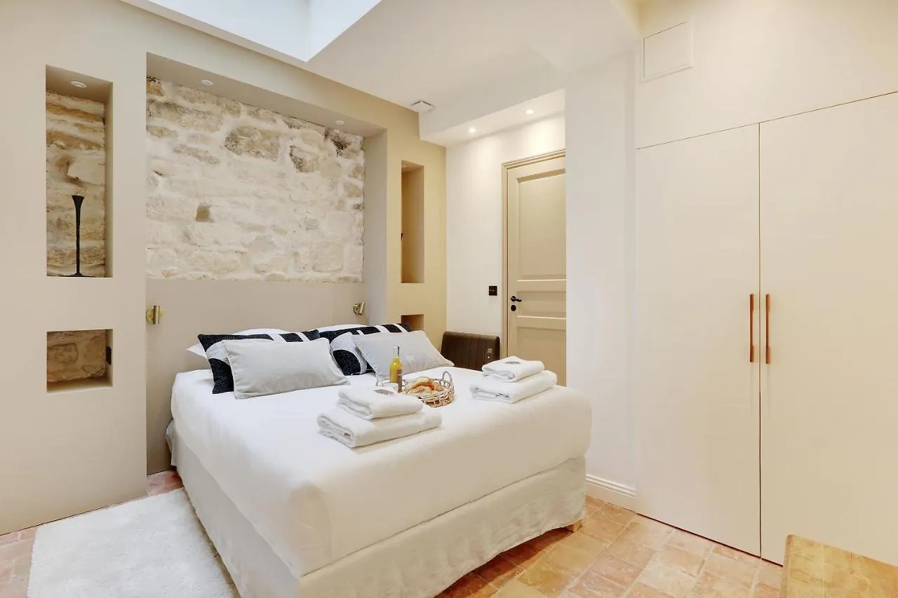 Elegant Apartment In Le Marais Paris